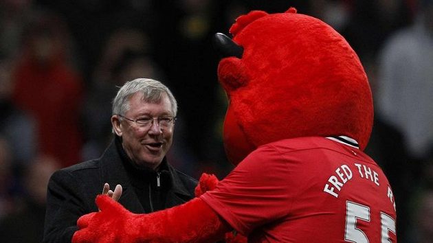 Kouč Manchesteru United Alex Ferguson s maskotem, po zápase s Basilejí určitě řádil jako čert. Kouč Manchesteru United Alex Ferguson s maskotem, po zápase s Basilejí určitě řádil jako čert.