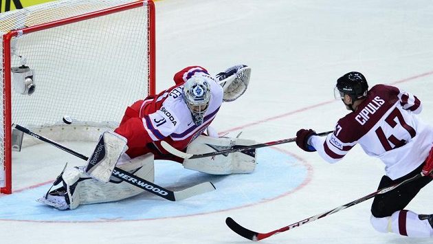 Brankář Ondřej Pavelec zasahuje před Martinsem Cipulisem z Lotyšska. Brankář Ondřej Pavelec zasahuje před Martinsem Cipulisem z Lotyšska.