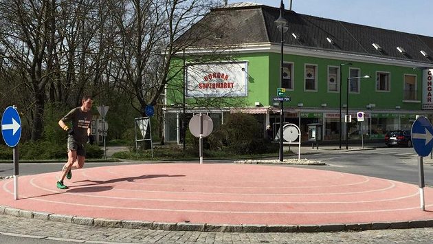 Krásná závodní dráha uprostřed kruhového objezdu. Krásná závodní dráha uprostřed kruhového objezdu.