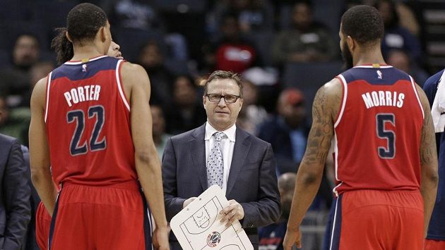 Otto Porter Jr. (vlevo) a Markieff Morris dostávají pokyny od trenéra Washingtonu Wizards Scotta Brookse. Otto Porter Jr. (vlevo) a Markieff Morris dostávají pokyny od trenéra Washingtonu Wizards Scotta Brookse.
