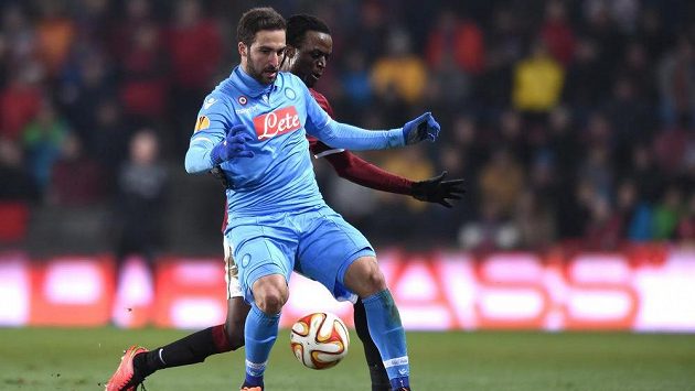 Gonzalo Higuaín (vlevo) si ještě jako hráč Neapole kryje míč před Costou ze Sparty. Gonzalo Higuaín (vlevo) si ještě jako hráč Neapole kryje míč před Costou ze Sparty.