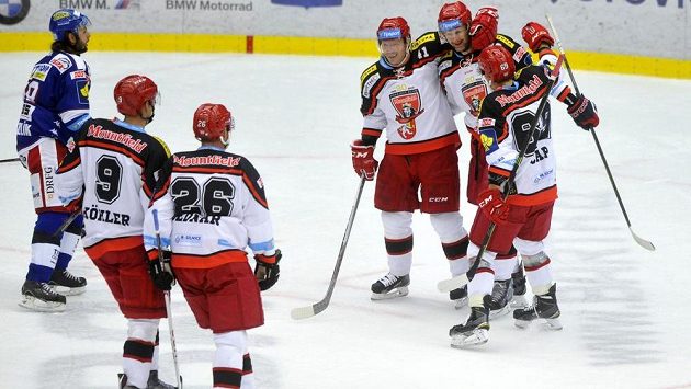 Hokejisté Hradce Králové slaví gól proti Brnu. Zleva Bedřich Köhler, Jaroslav Bednář, Adam Courchaine, Karel Pilař a Zdeněk Čáp. Hokejisté Hradce Králové slaví gól proti Brnu. Zleva Bedřich Köhler, Jaroslav Bednář, Adam Courchaine, Karel Pilař a Zdeněk Čáp.