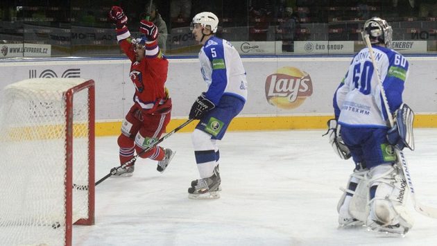 Michal Řepík z HC Lev Praha (vlevo) se raduje z gólu, přihlížejí Maxim Berezin a brankář Alexandr Sudnicin z Nižněkamsku. Michal Řepík z HC Lev Praha (vlevo) se raduje z gólu, přihlížejí Maxim Berezin a brankář Alexandr Sudnicin z Nižněkamsku.