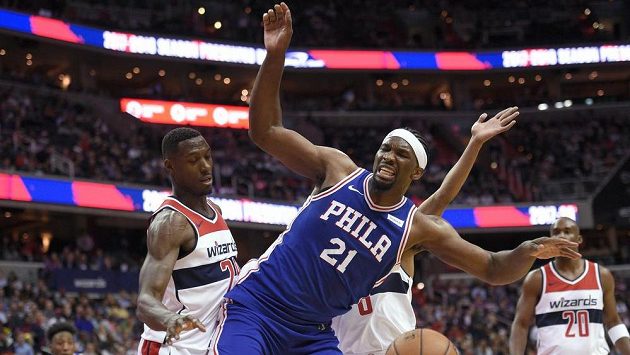 Ian Mahinmi z Washingtonu (vlevo) fauloval Joela Embiida z Philadelphie. Ian Mahinmi z Washingtonu (vlevo) fauloval Joela Embiida z Philadelphie.