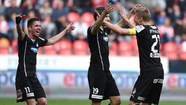 Fotbalisté Plzně (zleva) Milan Pertžela, Jan Kovařík a Václav Procházka oslavují první gól proti Slavii. Fotbalisté Plzně (zleva) Milan Pertžela, Jan Kovařík a Václav Procházka oslavují první gól proti Slavii.