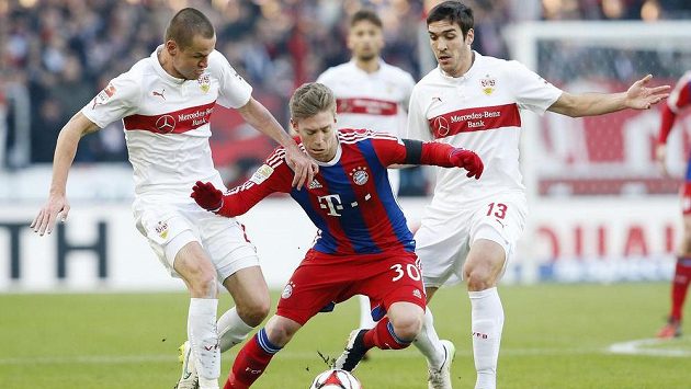 Fotbalista Stuttgartu Adam Hloušek (vlevo) se se spoluhráčem Oriolem Romeuem snaží zastavit Mitchella Weisera z Bayernu. Fotbalista Stuttgartu Adam Hloušek (vlevo) se se spoluhráčem Oriolem Romeuem snaží zastavit Mitchella Weisera z Bayernu.