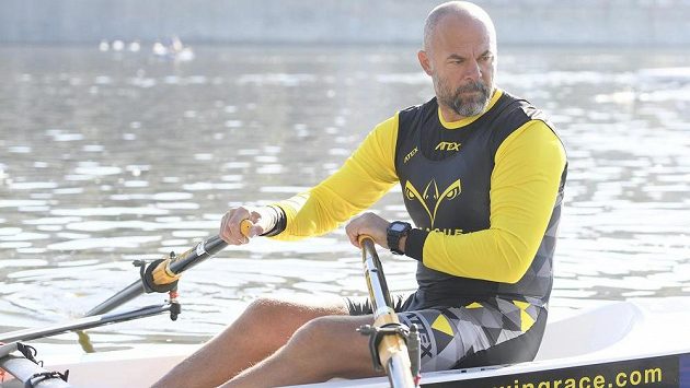 Skifař Václav Chalupa 850 kilometrů dlouhou plavbu do Hamburku nedokončí. Skifař Václav Chalupa 850 kilometrů dlouhou plavbu do Hamburku nedokončí.