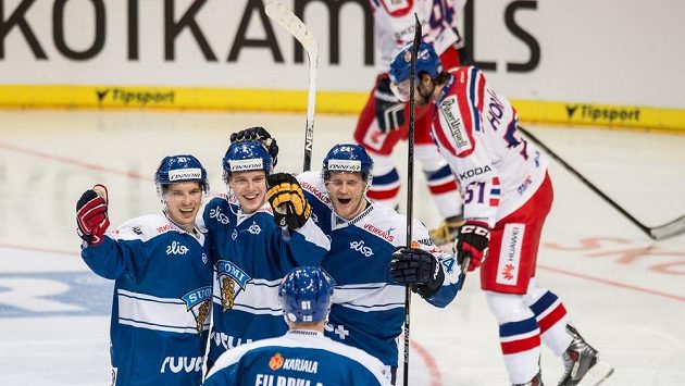 Hokejisté Finska slaví gól v síti Česka v utkání turnaje Channel One Cup. Ilustrační foto. Hokejisté Finska slaví gól v síti Česka v utkání turnaje Channel One Cup. Ilustrační foto.