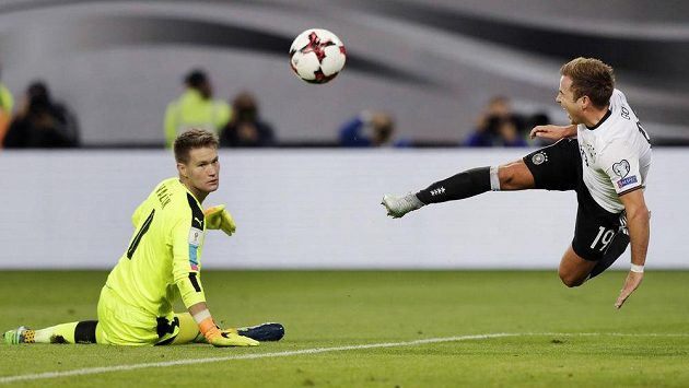 Němec Mario Götze v akrobatické pozici před gólmanem Tomášem Vaclíkem. Němec Mario Götze v akrobatické pozici před gólmanem Tomášem Vaclíkem.