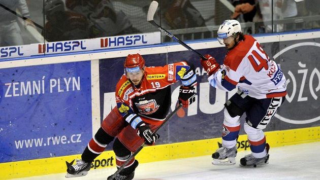 Královéhradecký obránce Martin Pláněk (vlevo) a pardubický útočník Jan Kolář v zápase 13. kola Tipsport extraligy. Královéhradecký obránce Martin Pláněk (vlevo) a pardubický útočník Jan Kolář v zápase 13. kola Tipsport extraligy.