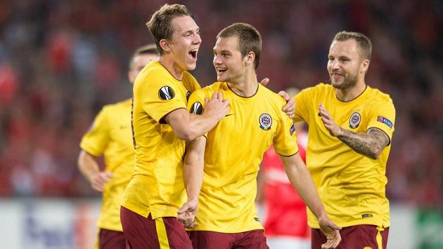 Fotbalisté Sparty Praha (zleva) Lukáš Juliš, Matěj Pulkrab a Michal Kadlec oslavují gól na 1:0 proti Hapoelu Beer Ševa. Fotbalisté Sparty Praha (zleva) Lukáš Juliš, Matěj Pulkrab a Michal Kadlec oslavují gól na 1:0 proti Hapoelu Beer Ševa.