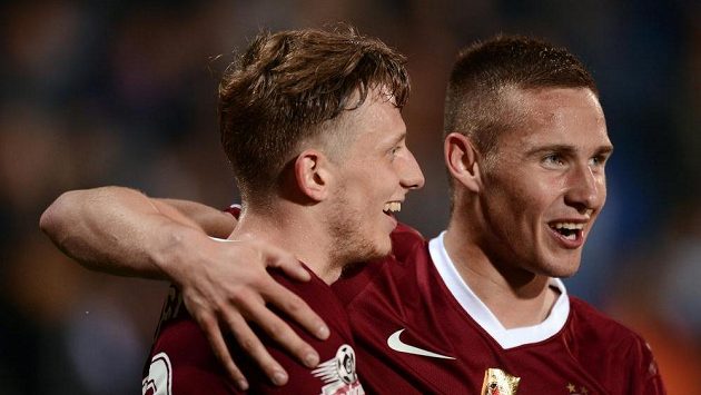 Fotbalisté Sparty Praha Ladislav Krejčí (vlevo) a Pavel Kadeřábek se radují z gólu v Uherském Hradišti. Fotbalisté Sparty Praha Ladislav Krejčí (vlevo) a Pavel Kadeřábek se radují z gólu v Uherském Hradišti.