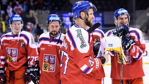 Kapitán českého týmu Michal Jordán s trofejí za vítězství v turnaji Carlson Hockey Games. Kapitán českého týmu Michal Jordán s trofejí za vítězství v turnaji Carlson Hockey Games.