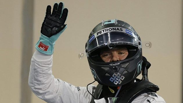 Nico Rosberg po vítězné kvalifikaci na Velkou cenu Abú Zabí vozů formule 1. Nico Rosberg po vítězné kvalifikaci na Velkou cenu Abú Zabí vozů formule 1.