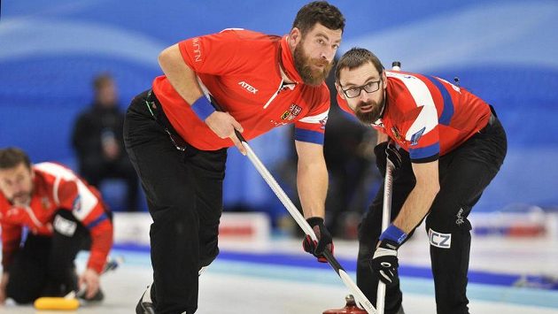 Kvalifikační turnaj v curlingu o postup na OH v Pchjongčchangu 2018. Zleva Jiří Snítil, Jindřich Litzberger a Martin Snítil z českého týmu v duelu s Dánskem. Kvalifikační turnaj v curlingu o postup na OH v Pchjongčchangu 2018. Zleva Jiří Snítil, Jindřich Litzberger a Martin Snítil z českého týmu v duelu s Dánskem.