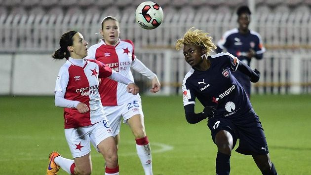 Slávistky (zleva) Jana Tomášková a Tereza Krejčiříková a Gaelle Enganamouitová z Rosengardu. Slávistky (zleva) Jana Tomášková a Tereza Krejčiříková a Gaelle Enganamouitová z Rosengardu.
