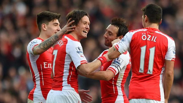 Spoluhráči z Arsenalu gratulují Tomáši Rosickému (druhý zleva) ke gólu proti Evertonu. Spoluhráči z Arsenalu gratulují Tomáši Rosickému (druhý zleva) ke gólu proti Evertonu.