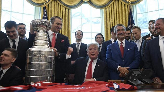 Prezident USA Donald Trump přijal v Bílém domě úřadující šampiony NHL, hokejisty Washington Capitals. Prezident USA Donald Trump přijal v Bílém domě úřadující šampiony NHL, hokejisty Washington Capitals.
