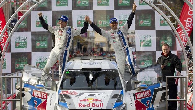 Sébastien Ogier se spolujezdcem Julienem Ingrassiou oslavují triumf v Britské rallye. Sébastien Ogier se spolujezdcem Julienem Ingrassiou oslavují triumf v Britské rallye.