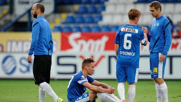 Zklamaní fotbalisté Slovanu Liberec po remíze s Duklou. Zklamaní fotbalisté Slovanu Liberec po remíze s Duklou.