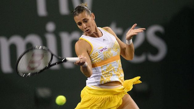 Italská tenistka Flavia Pennettaová během semifinálového duelu v Indian Wells proti Číňance Li Na. Italská tenistka Flavia Pennettaová během semifinálového duelu v Indian Wells proti Číňance Li Na.