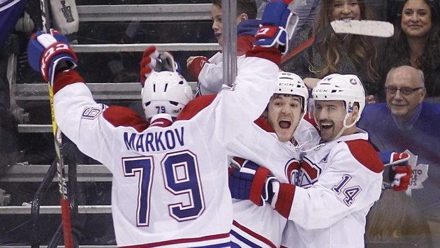 Tomáš Plekanec (14), Andrew Shaw a Andrej Markov slaví vítězný gól proti Torontu. Tomáš Plekanec (14), Andrew Shaw a Andrej Markov slaví vítězný gól proti Torontu.