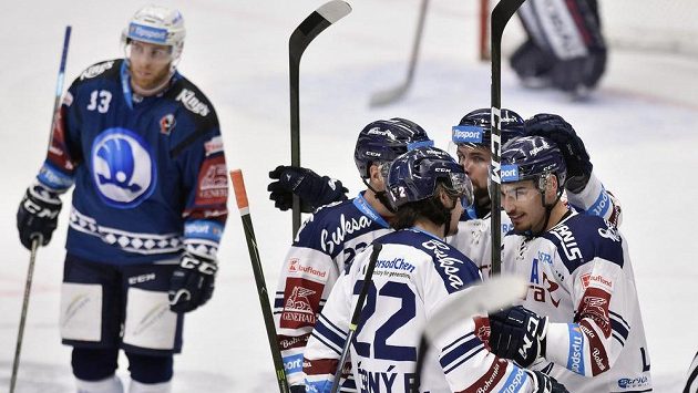 Hokejisté Vítkovic se radují z gólu Hokejisté Vítkovic se radují z gólu