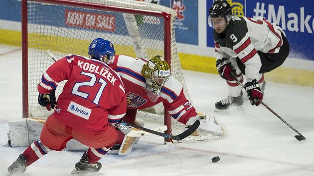 Brankář české hokejové dvacítky Daniel Vladař likviduje za pomoci Radka Koblížka akci Kanaďana Dillona Dubého v přátelském utkání v Ottawě. Brankář české hokejové dvacítky Daniel Vladař likviduje za pomoci Radka Koblížka akci Kanaďana Dillona Dubého v přátelském utkání v Ottawě.