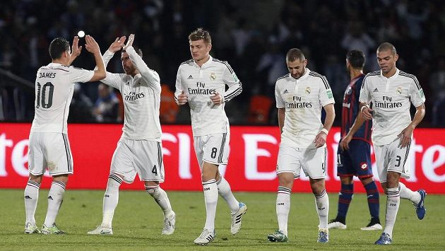 Fotbalisté Realu Madrid se radují z branky Sergia Ramose (druhý zleva) ve finále mistrovství světa klubů proti San Lorenzu. Fotbalisté Realu Madrid se radují z branky Sergia Ramose (druhý zleva) ve finále mistrovství světa klubů proti San Lorenzu.