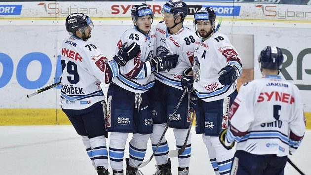 Hokejisté Liberce (zleva) Libor Hudáček, Jan Ordoš, autor prvního gólu Michal Bulíř a Michal Birner se radují. Hokejisté Liberce (zleva) Libor Hudáček, Jan Ordoš, autor prvního gólu Michal Bulíř a Michal Birner se radují.