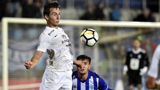 Zleva Filip Kubala ze Slovácka a Matěj Chaluš z Mladé Boleslavi v utkání 7. kola HET ligy. Zleva Filip Kubala ze Slovácka a Matěj Chaluš z Mladé Boleslavi v utkání 7. kola HET ligy.