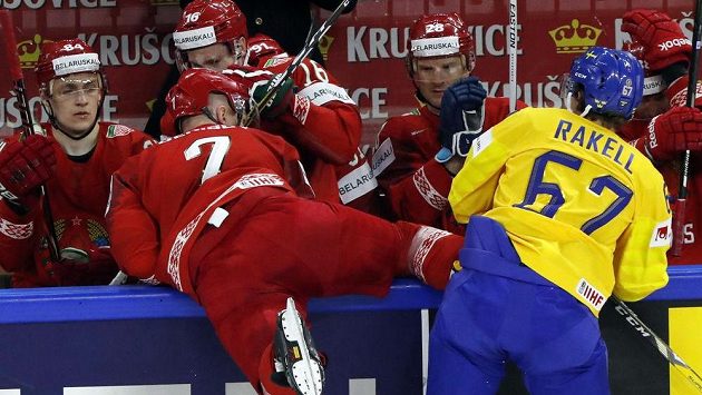 Vladimir Denisov (vlevo) z Běloruska a Švéd Rickard Rakell. Vladimir Denisov (vlevo) z Běloruska a Švéd Rickard Rakell.