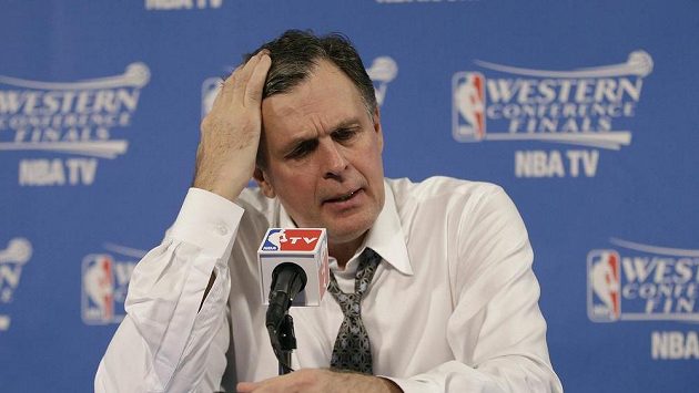 Odvolaný trenér Houstonu Kevin McHale. Odvolaný trenér Houstonu Kevin McHale.
