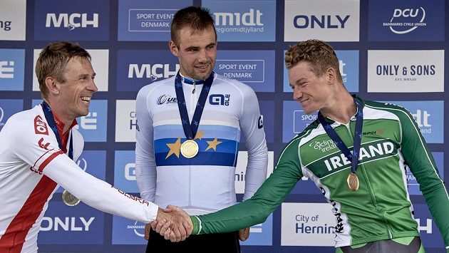 Belgičan Victor Campenaerts se raduje z titulu, vlevo druhý Maciej Bodnar z Polska, vpravo Ir Ryan Mullen. Belgičan Victor Campenaerts se raduje z titulu, vlevo druhý Maciej Bodnar z Polska, vpravo Ir Ryan Mullen.