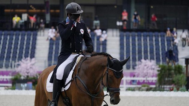 Jezdec Miloslav Příhoda v první diciplíně závodu ve všestrannosti. Jezdec Miloslav Příhoda v první diciplíně závodu ve všestrannosti.
