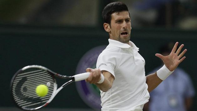 Srb Novak Djokovič při wimbledonském semifinále s Rafaelem Nadalem ze Španělska. Srb Novak Djokovič při wimbledonském semifinále s Rafaelem Nadalem ze Španělska.