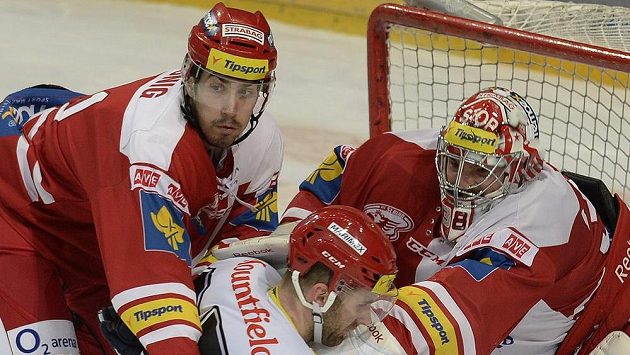 Obránce Peter König (vlevo) v dresu Slavie během zápasu s Hradcem Králové. Obránce Peter König (vlevo) v dresu Slavie během zápasu s Hradcem Králové.