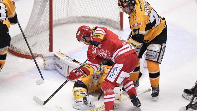 Jiří Polanský z Třince (v červeném) se snaží dorazit puk za záda litvínovského gólmana Pavla Francouze ve finále play off 2014/15.. Jiří Polanský z Třince (v červeném) se snaží dorazit puk za záda litvínovského gólmana Pavla Francouze ve finále play off 2014/15..