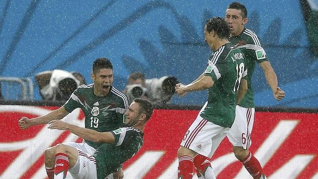 Střelec mexické branky Oribe Peralta (č. 19) a jeho spoluhráči Miguel Layún (druhý zleva), Andrés Guardado a Héctor Herrera (vpravo). Střelec mexické branky Oribe Peralta (č. 19) a jeho spoluhráči Miguel Layún (druhý zleva), Andrés Guardado a Héctor Herrera (vpravo).