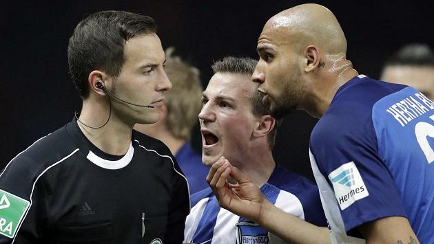Fotbalisté Herthy Vladimír Darida (uprostřed) a John Anthony Brooks protestují u rozhodčího Benjamina Branda při utkání s Hoffenheimem. Fotbalisté Herthy Vladimír Darida (uprostřed) a John Anthony Brooks protestují u rozhodčího Benjamina Branda při utkání s Hoffenheimem.