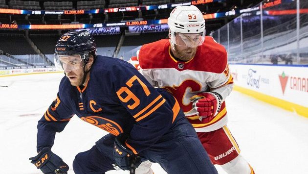 Connor McDavid (vpředu) byl proti Calgary k nezastavení. Connor McDavid (vpředu) byl proti Calgary k nezastavení.