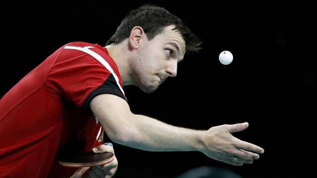Stolní tenista Timo Boll ponese německou vlajku při zahajovacím ceremoniálu v Riu. Stolní tenista Timo Boll ponese německou vlajku při zahajovacím ceremoniálu v Riu.