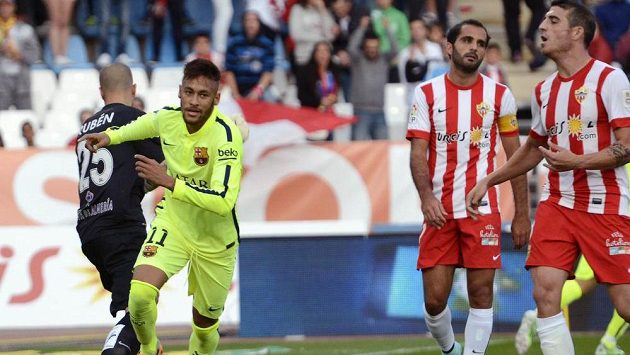 Barcelonský útočník Neymar (ve žlutém) slaví svůj gól v utkání s Almerií. Barcelonský útočník Neymar (ve žlutém) slaví svůj gól v utkání s Almerií.