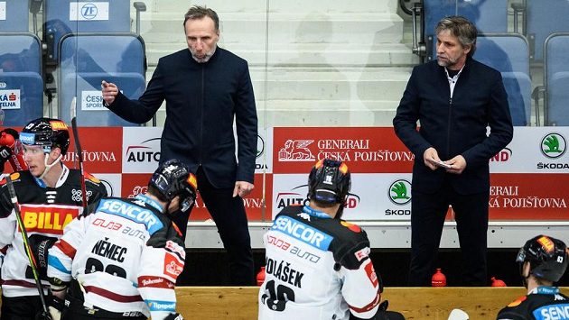 Trenéři Sparty Praha Miloslav Hořava (vlevo) a Josef Jandač na střídačce pražského klubu. Trenéři Sparty Praha Miloslav Hořava (vlevo) a Josef Jandač na střídačce pražského klubu.