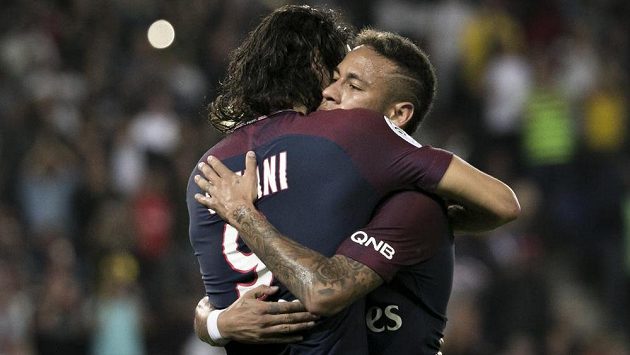 Neymar (vpravo) slaví gól se spoluhráčem Edinsonem Cavanim od sítě St. Etienne. Neymar (vpravo) slaví gól se spoluhráčem Edinsonem Cavanim od sítě St. Etienne.