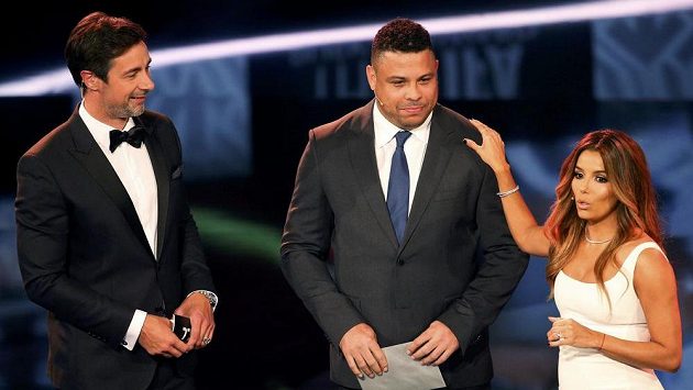 Brazilec Ronaldo (uprostřed) při nedávném vyhlášení cen FIFA, na snímku jsou dále moderátor Marco Schreyl a herečka Eva Longoria. Brazilec Ronaldo (uprostřed) při nedávném vyhlášení cen FIFA, na snímku jsou dále moderátor Marco Schreyl a herečka Eva Longoria.
