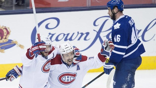 Tomáš Plekanec (uprostřed) oslavuje svůj vítězný gól proti Torontu se spoluhráčem z Montrealu Andrejem Markovem, vpravo smutný zadák Maple Leafs Roman Polák. Tomáš Plekanec (uprostřed) oslavuje svůj vítězný gól proti Torontu se spoluhráčem z Montrealu Andrejem Markovem, vpravo smutný zadák Maple Leafs Roman Polák.