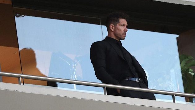 Suspendovaný kouč Atlétika Madrid Diego Simeone na tribuně při odvetě semifinále EL s Arsenalem. Suspendovaný kouč Atlétika Madrid Diego Simeone na tribuně při odvetě semifinále EL s Arsenalem.