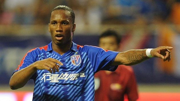 Didier Drogba v dresu Šen-chua Didier Drogba v dresu Šen-chua