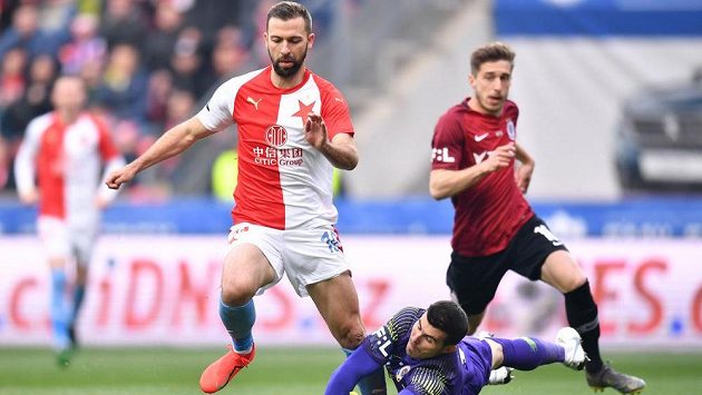 Josef Hušbauer ze Slavie a sparťanský brankář Florin Nita. Situace, po které se nejprve pískala penalta, pak ji sudí Karel Hrubeš u videa odvolal. Josef Hušbauer ze Slavie a sparťanský brankář Florin Nita. Situace, po které se nejprve pískala penalta, pak ji sudí Karel Hrubeš u videa odvolal.